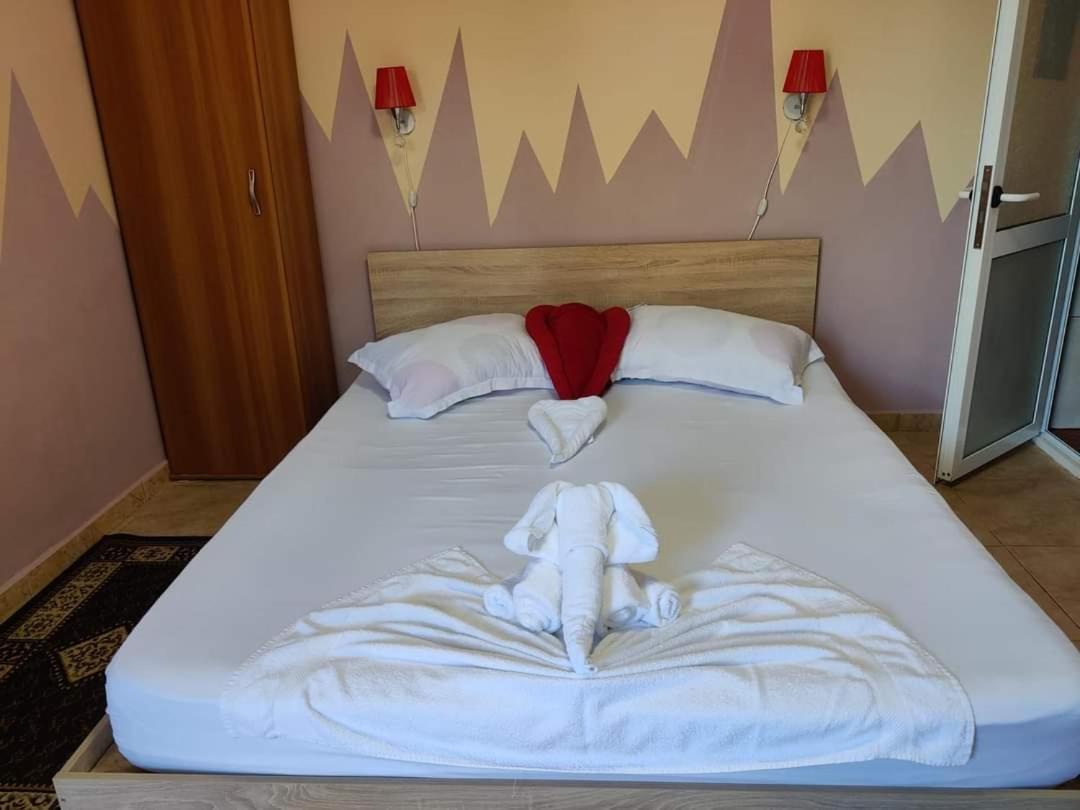 Vila Robert Hotel Schitu Buitenkant foto